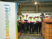 Novi proizvodni pogon u Indiji: Swisspacer jača svoju prisutnost u Aziji Svečano presecanje vrpce povodom početka proizvodnje Swisspacera u Indiji – prekretnica u saradnji sa Saint-Gobain Glass India / foto: ©Swisspacer