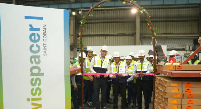 Novi proizvodni pogon u Indiji: Swisspacer jača svoju prisutnost u Aziji Svečano presecanje vrpce povodom početka proizvodnje Swisspacera u Indiji – prekretnica u saradnji sa Saint-Gobain Glass India / foto: ©Swisspacer