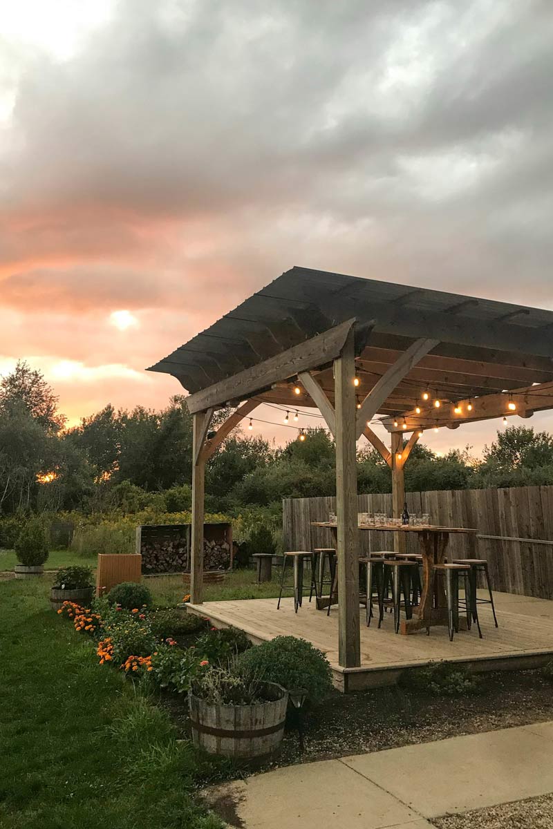 Drvena pergola u dvorištu / foto: freepik.com