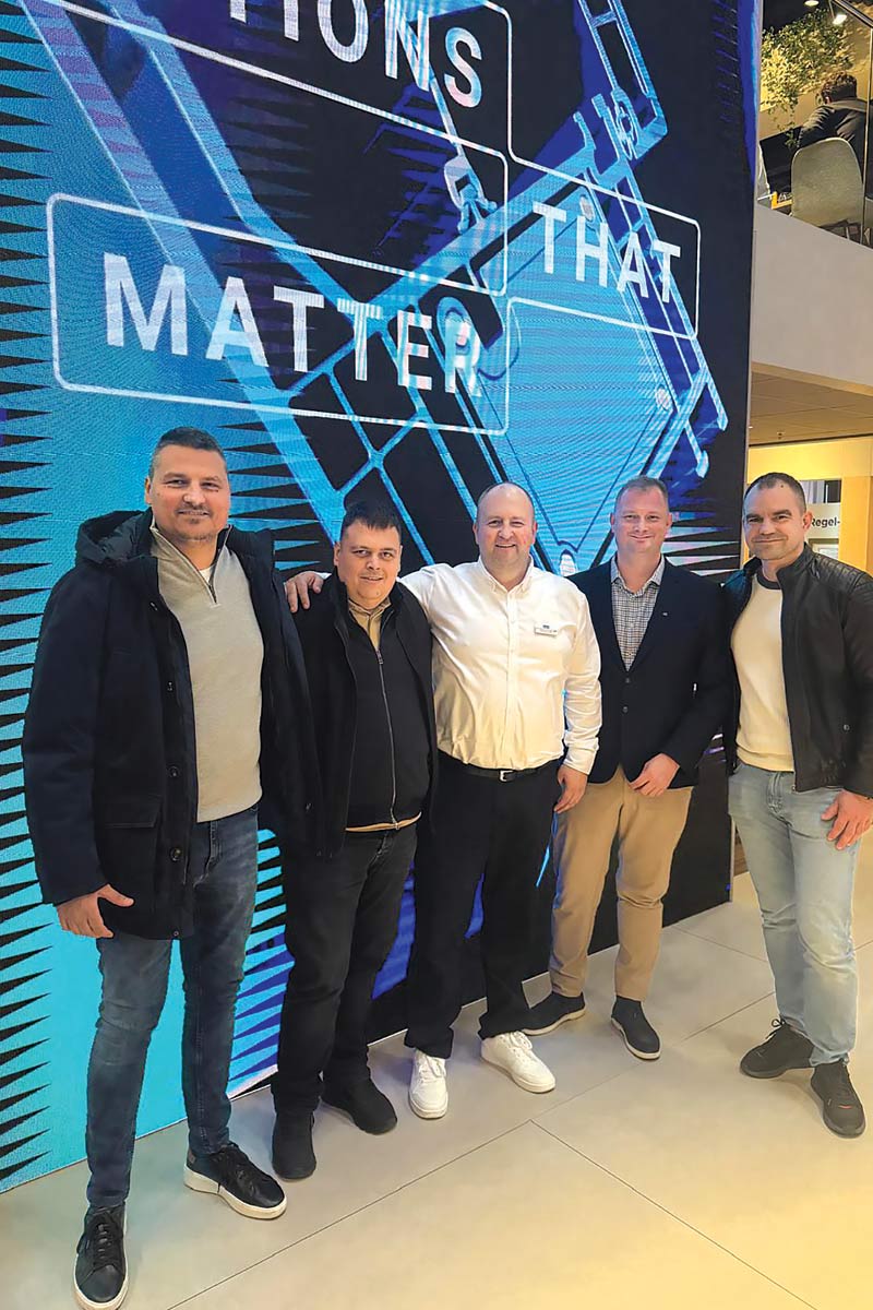 Predstavnici Deceuninck i Axioma plus na sajmu Fensterbau Frontale 2026 / foto: Deceuninck