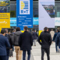R+T 2027 vodeći svetski sajam roletna, vrata i industrijskih vrata te sistema za zaštitu od sunca, poziva kompanije iz celog sveta da dođu u Stuttgart i predstave svoja najnovija rešenja međunarodnoj stručnoj publici koju čine projektanti, specijalizovani trgovci i stručni izvođači / foto: Frank Eppler / Messe Stuttgart