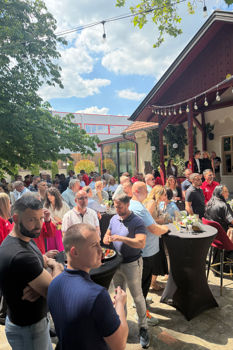 Posetioci na otvaranju novog proizvodno-poslovnog kompleksa kompanije JOVISTE na Paliću / foto: JOVISTE